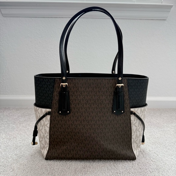 Michael Kors Voyager Large Signature Logo Tote Bag- Black and Brown - Picture 2 of 15